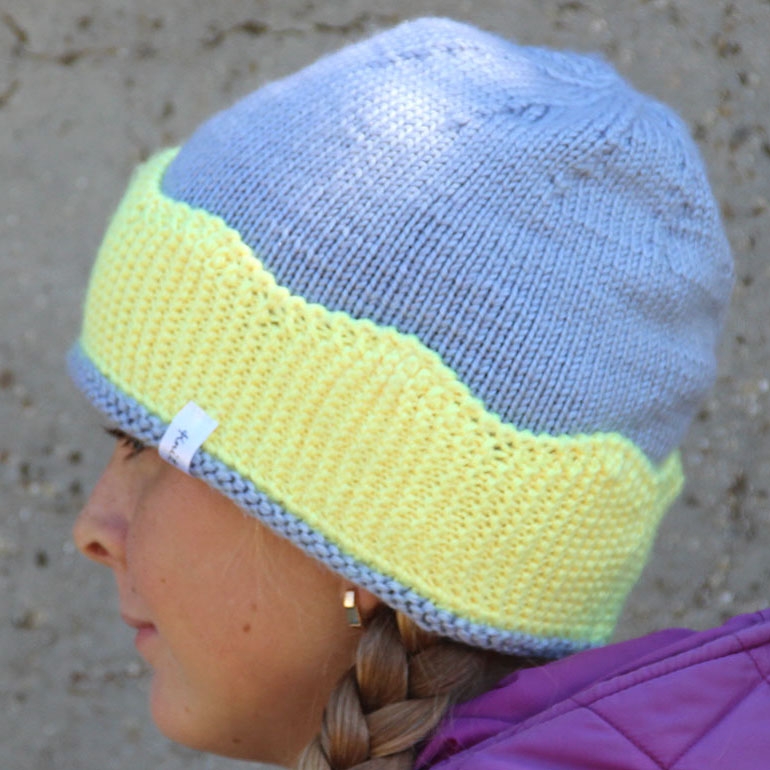 Модная женская шапка с кружевом - схема и описание вязания